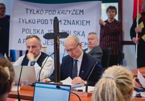 Sąd odrzucił skargę radnych PiS na brak krzyża w sali obrad w Legnicy