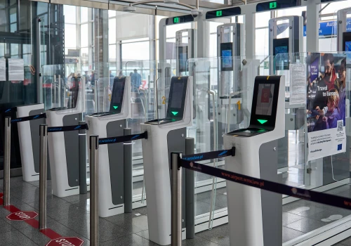 Nowe dodatkowe bramki automatycznej kontroli prześwietlą pasażerów wrocławskiego lotniska