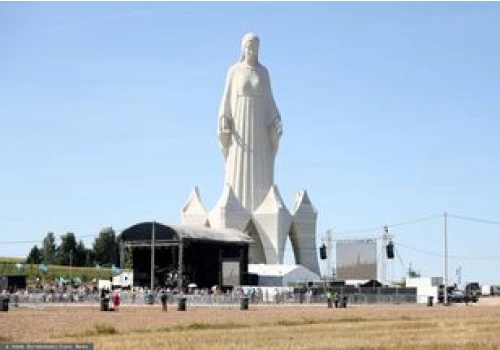 Pomnik Matki Bożej wywołał burzę. Sieć punktuje koszty oraz zwolnienia