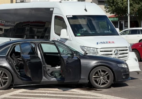 Awaria świateł i zderzenie na ruchliwym skrzyżowaniu w Łomży. Mikrobus z pasażerami uderzył w Audi