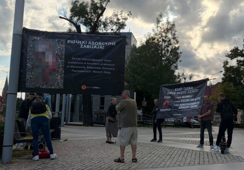 Drastyczne billboardy ponownie w centrum Olsztyna. „Pokazujemy prawdziwe zdjęcia, tak wygląda aborcja”