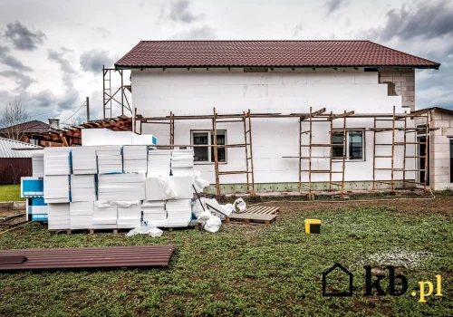 Chciał zerwać cały styropian z domu. Fachowiec powiedział, że nie ma takiej potrzeby