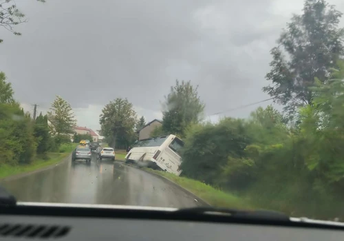 Autobus wpadł do rowu w Harcie w powiecie rzeszowskim. Trwa akcja ratunkowa