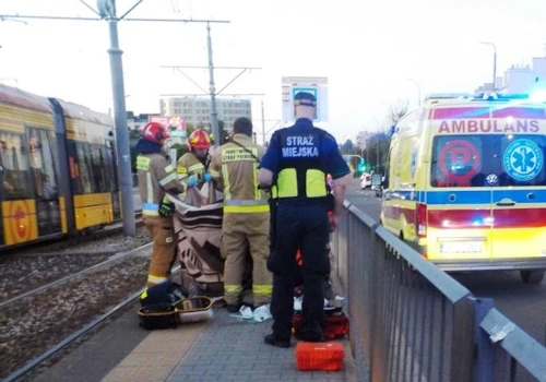Dramatyczna walka o życie człowieka na przystanku tramwajowym