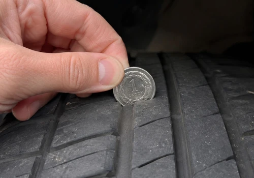 Sprawdzanie opon samochodowych monetą. Do czego służy i dlaczego jest zalecane?