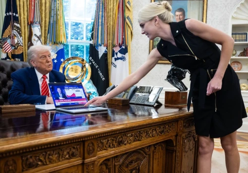 Grają plotkami o Trumpie i jego asystentce. 