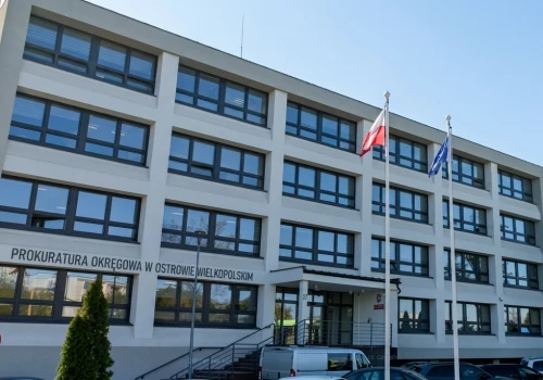 Fikcyjna awaria w ostrowskiej szkole? Troje mieszkańców z aktem oskarżenia