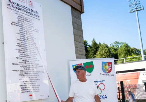 Kacper Tomasiak, Paweł Wąsek i inni na pamiątkowej tablicy w Szczyrku
