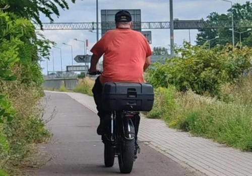 Potrącił rowerzystkę pojazdem elektrycznym i uciekł. Poszkodowana ma liczne obrażenia. 