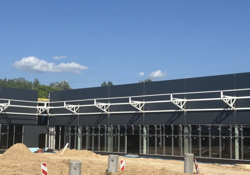 Nowy park handlowy jeszcze w budowie. Obok McDonald's i Biedronka już działają
