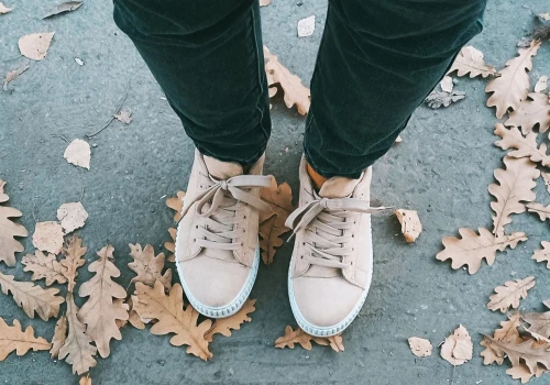 Modne sneakersy na nowy sezon. Te modele znanych marek odmienią codzienne stylizacje