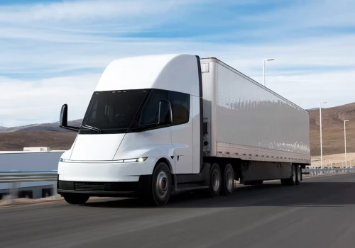 Einride zamawia 500 elektrycznych ciężarówek Tesla Semi. To największy kontrakt w historii modelu