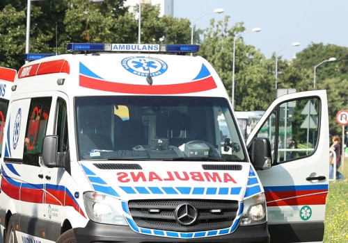 Międzyrzecz. Mężczyzna w oknie na czwartym piętrze, wezwano policję