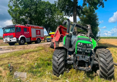 Uderzył ciągnikiem w drzewo. Był kompletnie pijany