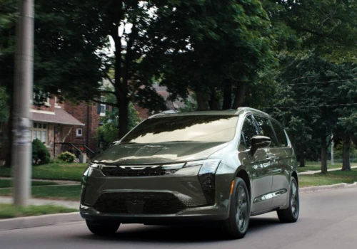Chrysler reklamuje rodzinnego vana hasłem STFU!. Tak, naprawdę to zrobili