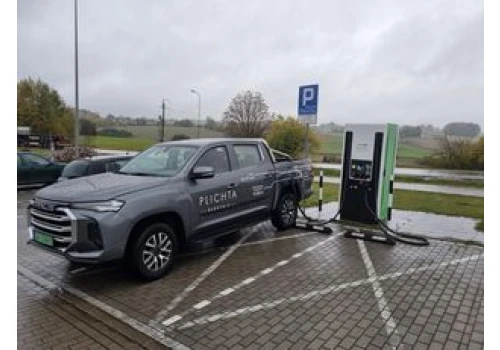 Ekspert mówi wprost. Czy można ładować elektryka podczas burzy?