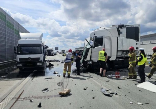 Zderzenie dwóch ciężarówek na A1 pod Piotrkowem. Autostrada całkowicie zablokowana