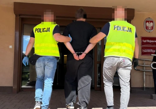 Policjanci zatrzymali podejrzanych o oszustwo na wnuczka i prokuratora. W pociągu zabezpieczyli 50 tys. zł