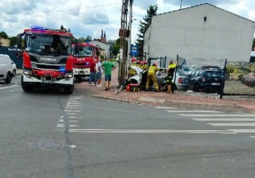 Uderzył w słup i wjechał w ogrodzenie. 81-letni kierowca i jego żona trafili do szpitala