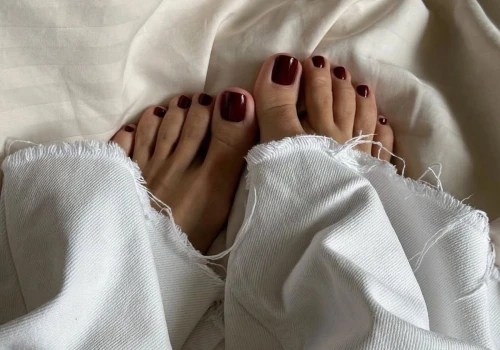 Dyskretne triki na wysmuklenie stopy. Ten pedicure pięknie zmienia proporcje