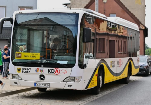 Autobusy „za pociąg” podbijają Dolny Śląsk. Coraz więcej pasażerów wybiera te połączenia
