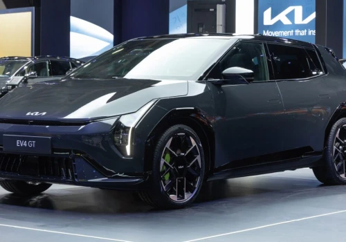 Kia EV4 AWD z baterią 81,4 kWh od 229 400 zł. Jest też Kia EV4 GT z 215 kW/292 KM mocy, od 264 400 zł. I 22 kW w opcji