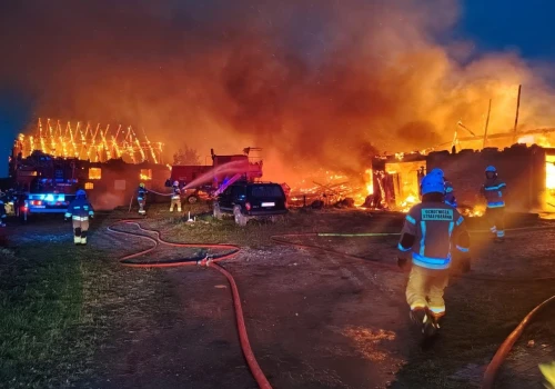 Potężny pożar w gminie Świątki. Ogień objął budynki i uszkodził maszyny rolnicze