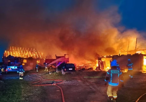 Ogień pojawił się przed świtem. Strażacy walczyli z żywiołem przez wiele godzin