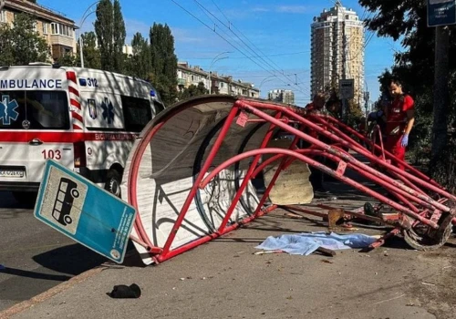 Tragedia w Kijowie. Rozpędzone auto wjechało w przystanek, są ofiary