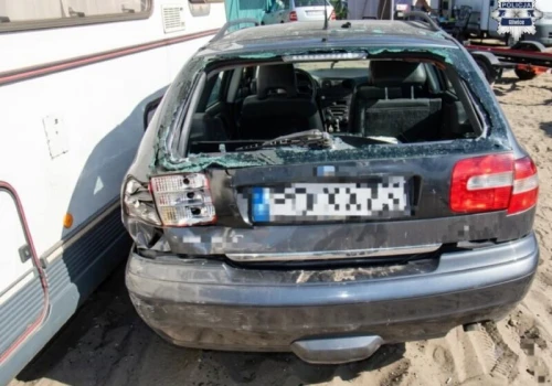 Pijany Ukrainiec z zakazem zdemolował 10 aut. Sąd uznał, że wystarczy dozór
