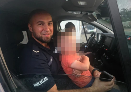 Czterolatek sam wyszedł z domu. Policjanci zaopiekowali się zagubionym chłopcem