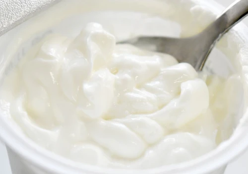 Zanim kupisz jogurt, odwróć kubek. Drobny druk na etykiecie zdradzi więcej niż łyżka