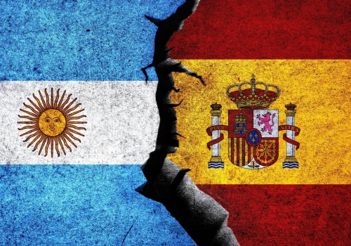 Miesiąc po finale Mistrzostw Świata prezes Argentyńskiego Związku Piłki Nożnej wybucha przeciwko spiskowcom