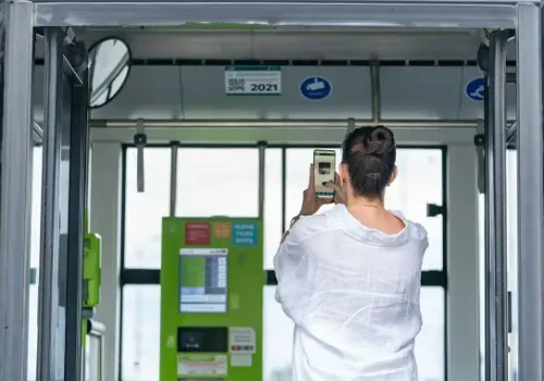 W autobusach i tramwajach pojawiają się kody QR. Aplikacja „Nasz Olsztyn” tuż przed premierą