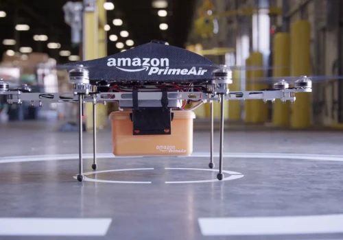Amazon rozwija dostawy dronami. Prime Air ma objąć 500 miast