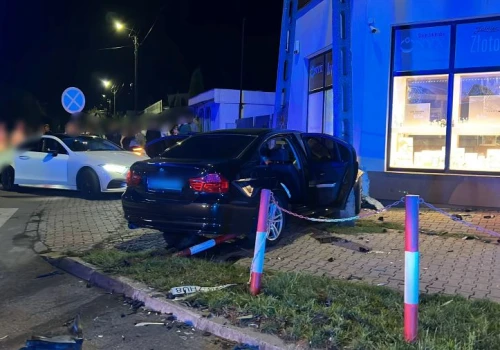 Wypadek na skrzyżowaniu. BMW wjechało w budynek sklepu jubilerskiego