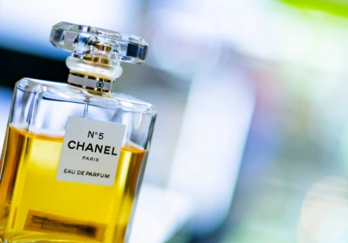 Piąta próbka nieśmiertelności. Między historią a legendą Chanel N° 5