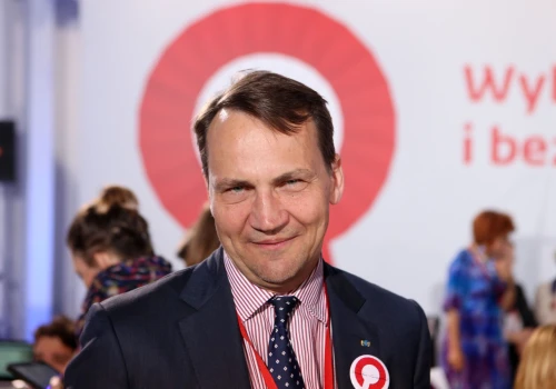Sikorski nie wytrzymał po pomyśle ludzi Morawieckiego. „Niech sami jadą”
