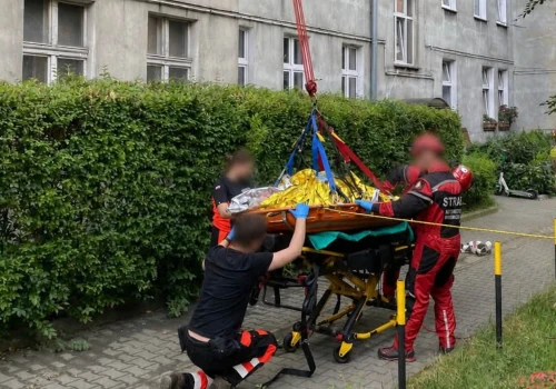 Niecodzienna akcja we Wrocławiu. Strażacy ewakuowali pacjenta z użyciem technik alpinistycznych
