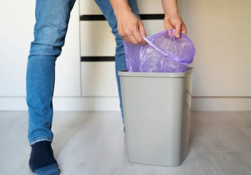 Wsypuję cztery łyżki na dno kosza zanim włożę nowy worek. Różnicę najbardziej czuć latem