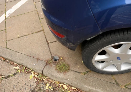 Parkujesz na chodniku? Sprawdź jedną rubrykę w dowodzie. Możesz się zdziwić