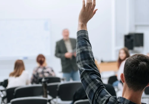 Na wykłady przychodziła osoba zamknięta w czarnym worku. To był eksperyment