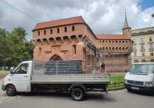 Barbakan przysłonięty rusztowaniami. Taki widok czeka na turystów