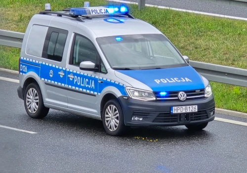 Na S12\S17 w Jakubowicach Konińskich auto uderzyło w bariery. Zablokowane dwa pasy ruchu