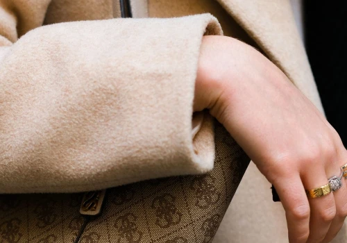 Wyglądają jak torebki Michael Kors, ale kosztują ułamek ceny. Te modele są teraz na topie