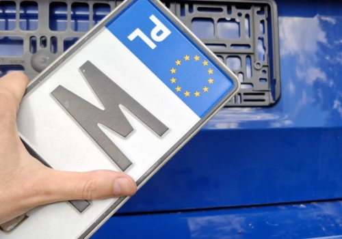 Odwrócone tablice rejestracyjne. Idzie zmiana przepisów dla części aut