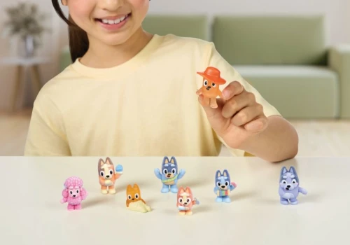 Dzieci odtworzą sceny z ukochanego serialu. Kolekcja Bluey Fuzzies robi wrażenie