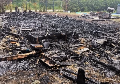 Pożar domku na ROD „Złote Piaski” w Siedlcach. Cały budynek był w ogniu