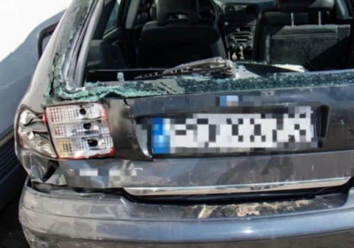 Pijany obywatel Ukrainy zdemolował 10 aut nad jeziorem. Miał 1,8 promila i zakaz prowadzenia