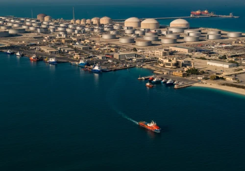 Aramco utrzymuje dostawy do Europy, mimo napięć na kluczowych szlakach